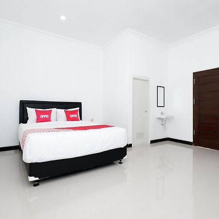 Oyo 1611 Four D'Home Surakarta  Экстерьер фото