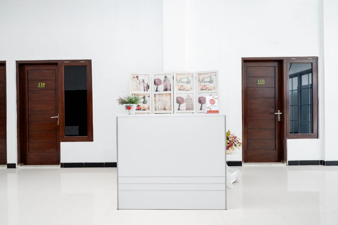 Oyo 1611 Four D'Home Surakarta  Экстерьер фото