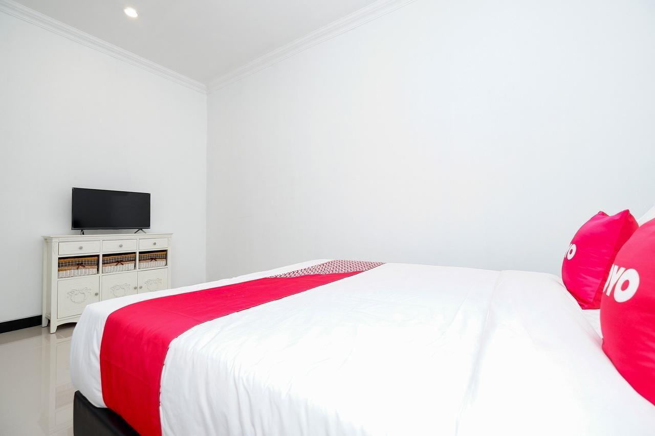 Oyo 1611 Four D'Home Surakarta  Экстерьер фото