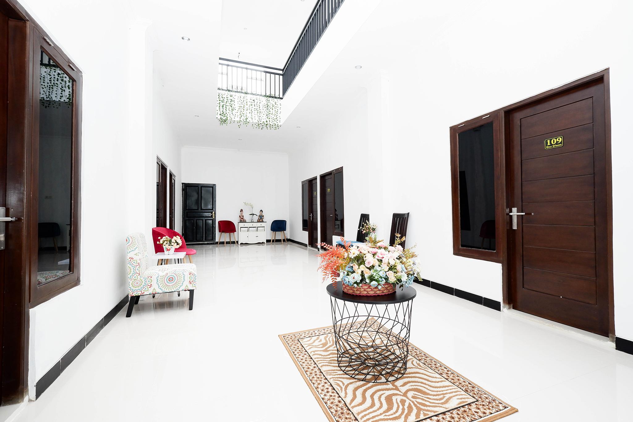 Oyo 1611 Four D'Home Surakarta  Экстерьер фото